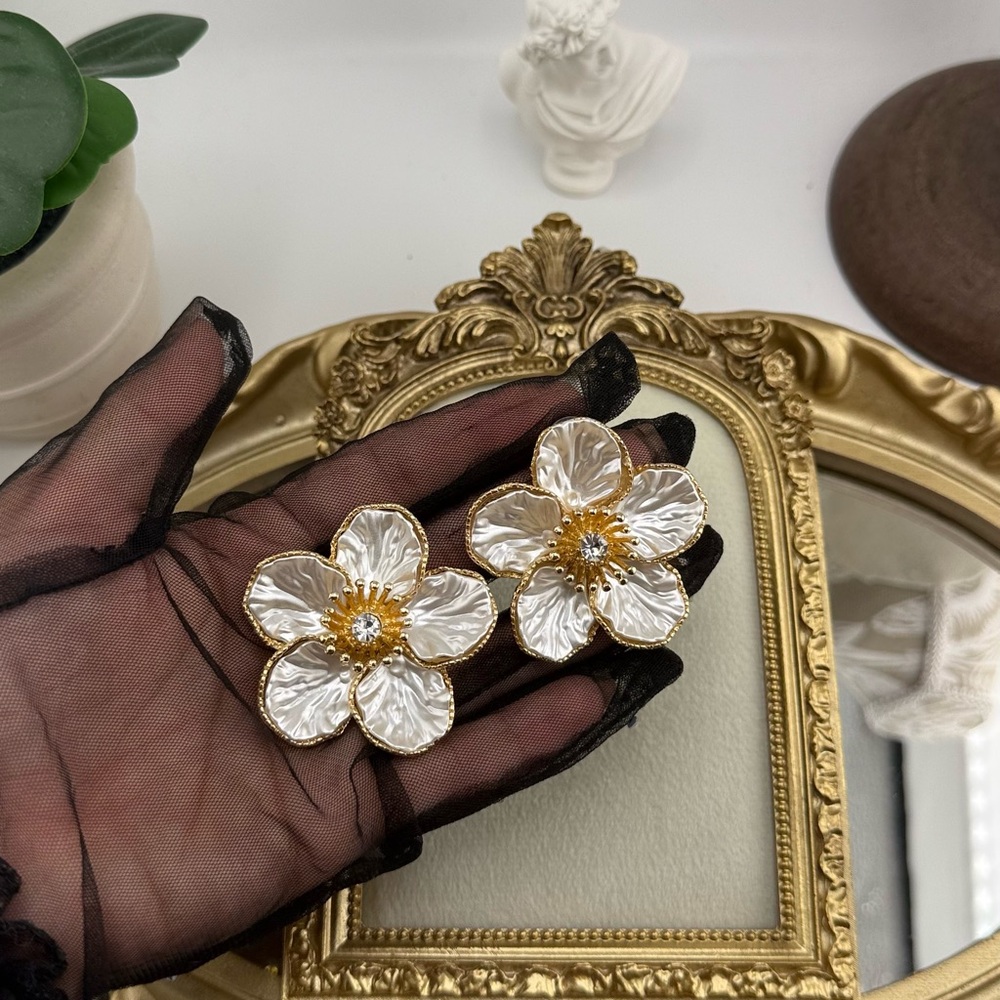 Ivory Floral Statement Earrings – Vintage-Inspired Elegance - Picture 13 of 13